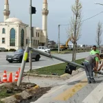 Sakarya’da kullanılamaz hale gelen trafik ışığına hızlı müdahale!