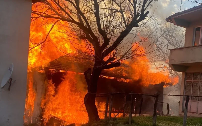 Düzce Yığılca’da ev ve traktör yandı