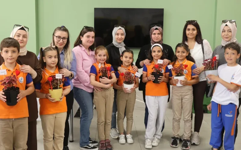 Konya’da çocuklar çiçekleri annelerine hediye etti