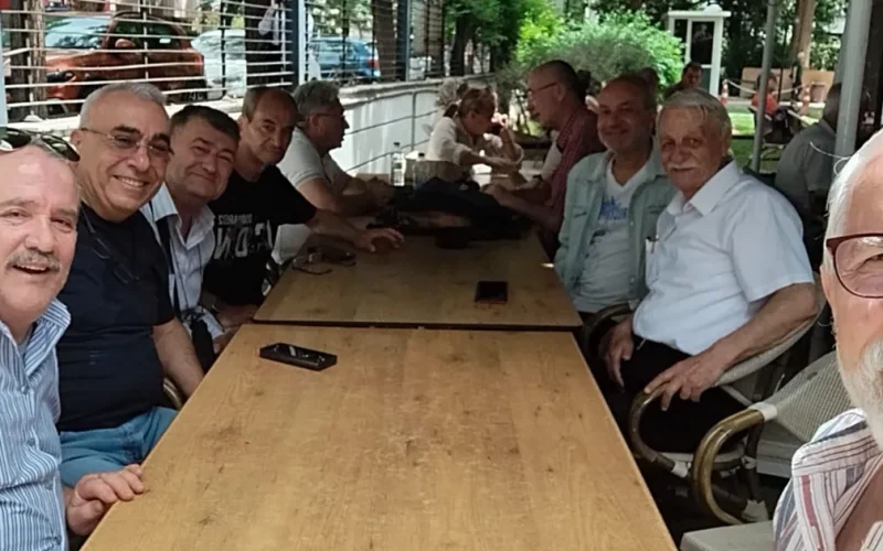 Lise arkadaşları 42 yıl sonra bir araya geldi