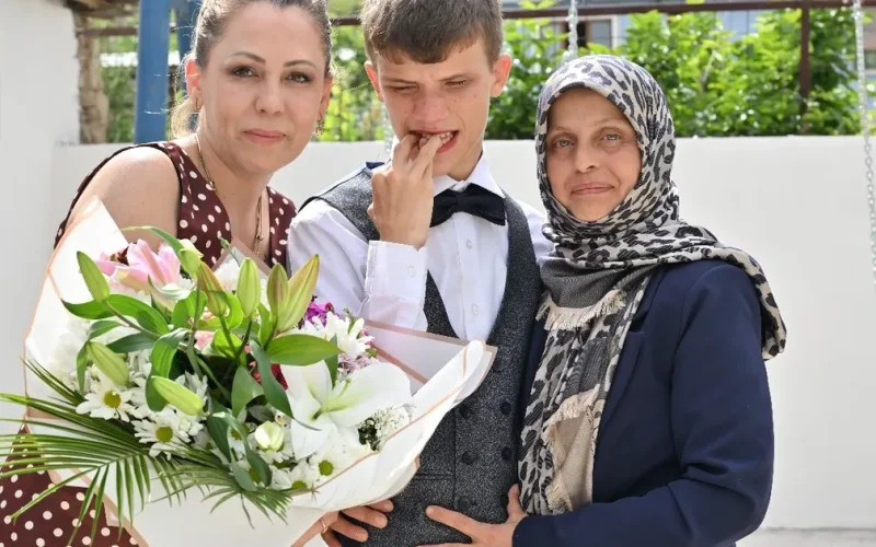 Manisa’da Anneler Günü’nde mutlu eden destek