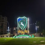 Stat kavşağını Kocaelispor’un arması aydınlatıyor