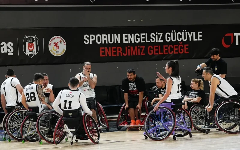 Tekerlekli sandalyeliler potada dostluk maçında buluştu