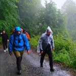 Yağmur eşliğinde cennet tabiatı keşfettiler!